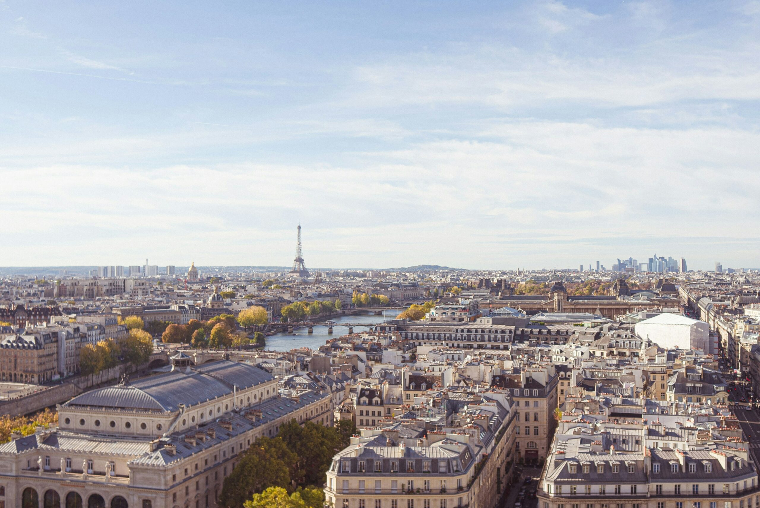 Vue imprenable sur les toits de Paris ville des locaux de l'école de journalisme